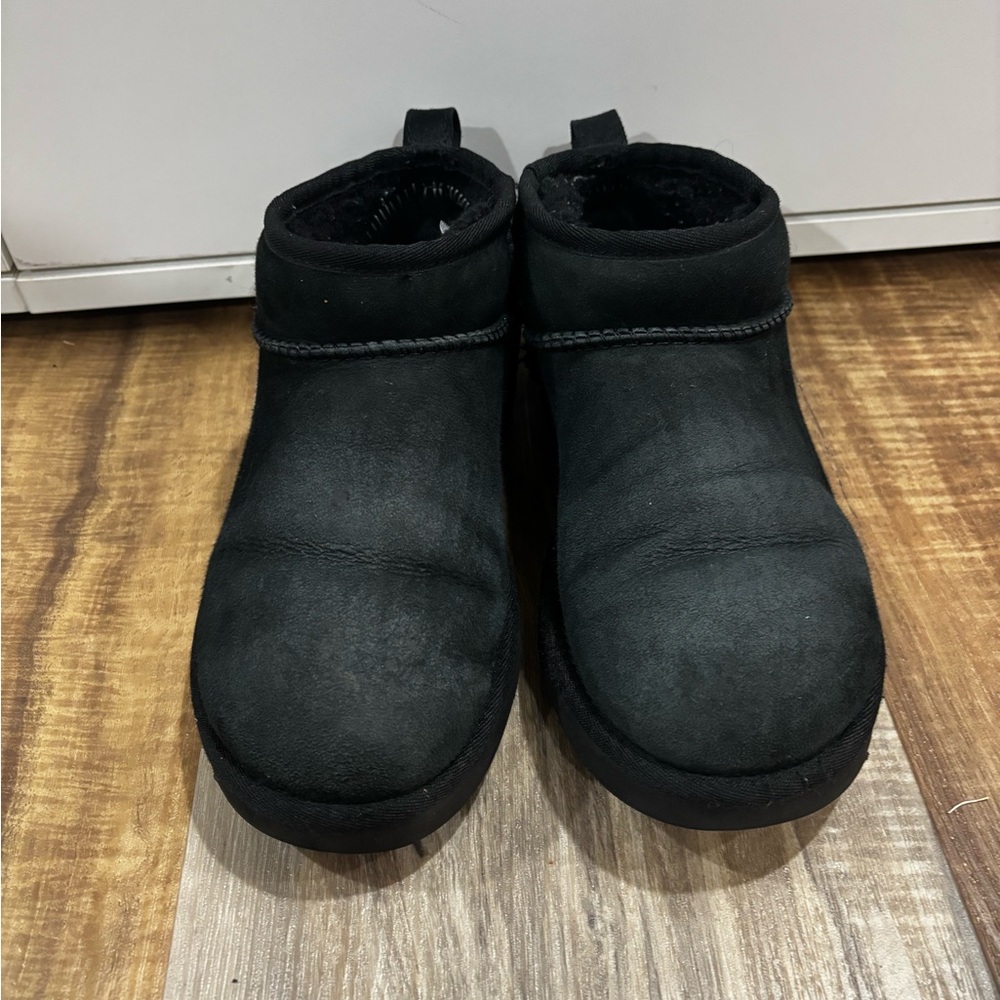 UGG Australia Classic Ultra Mini Suede
Fur Size 7 US Women's Boots - Black
